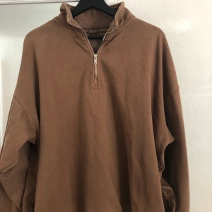 Brun sweatshirt🤎🤎🤎 använd max 2 gånger! den är en aning för stor på mig, är 157 :) - Oversized brun zip sweatshirt