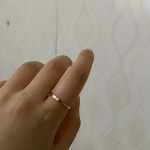 Ringar - Hej 🙋‍♀️ säljer de här 2 ringar i guld färg som håller i jätte länge.  30kr per styck, 2 för 50kr. Det är budgivning