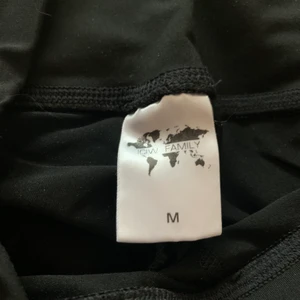 ICANIWILL - ✨SVARTA ICIW träningstights✨. St medium, använda ca 2 gånger. Pris 350kr. ❌Frakten ingår inte i priset❌