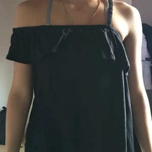 Somrig svart tröja - Fin svart tröja med väldigt fina detaljer, köpt från Kappahl, storlek 158-164, passar många och väldigt mjukt skönt material. Det är även väldigt stretchigt så man kan röra sig i den utan att känna sig begränad! Så bekväm!