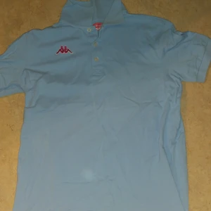 Kappa tröja - Jätte snygg kappa tröja. Storlek Medium. Aldrig använd. Pris går att diskuteras! Skriv om ni undrar ngt!💓💓FINNS FLERA LIKNANDE I OLIKA FÄRGER PÅ MIN PROFIL!