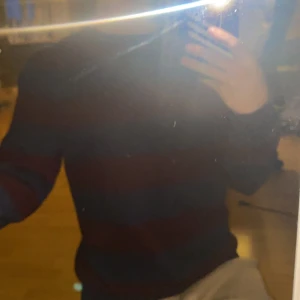 Tröja blå och vinröd  - En tröja ifrån club xprs 