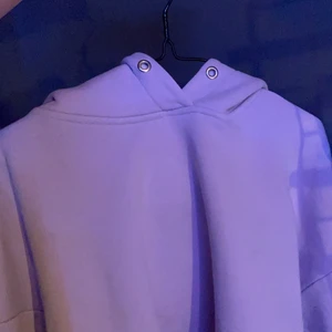Pastell lila hoodie, strl S🤍 - Säljer denna hoodie i pastell lila använd ett fåtal gånger!🤍 i storlek S, 100 kr + köparen står för frakt 🥰