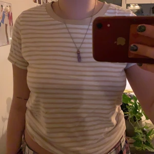 randig tröja  - en beige randig tröja från bikbok. den kommer tyvärr inte till användning längre! är i storlek S och sitter som en S.