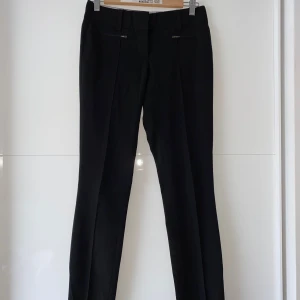 Kostymbyxor  - Säljer dessa skitsnygga kostymbyxorna ifrån Stockhlm. Använda ett fåtal gånger. Storlek 34. Köparen står för frakt💞