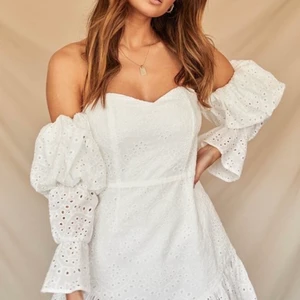 VIT KLÄNNING/ STUDENTKLÄNNING 😍😍 - Sååå fin helt oanvänd klänning från Dennis Maglic. Perfekt till student eller till vardags 😍