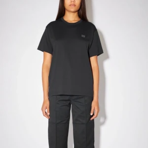 Acne Studios T-shirt - Svart t-shirt från Acne Studios. Storlek XS men passar en 36/38 eftersom den är stor i storleken.  Väldigt fint skick, använd få gånger så inga fläckar eller töjningar. Modell FA-WN-TSHI000001 Nypris 1009kr.