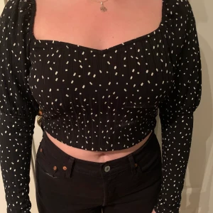 Prickig topp - Prickig topp från Monki i storlek M, aldrig använd. 