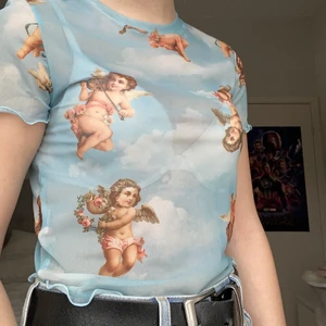 ängel t-shirt  - Genomskinlig t-shirt med ängel motiv från Bershka. Knappt använd. Storleken är väldigt liten, känns mer som en s/xs
