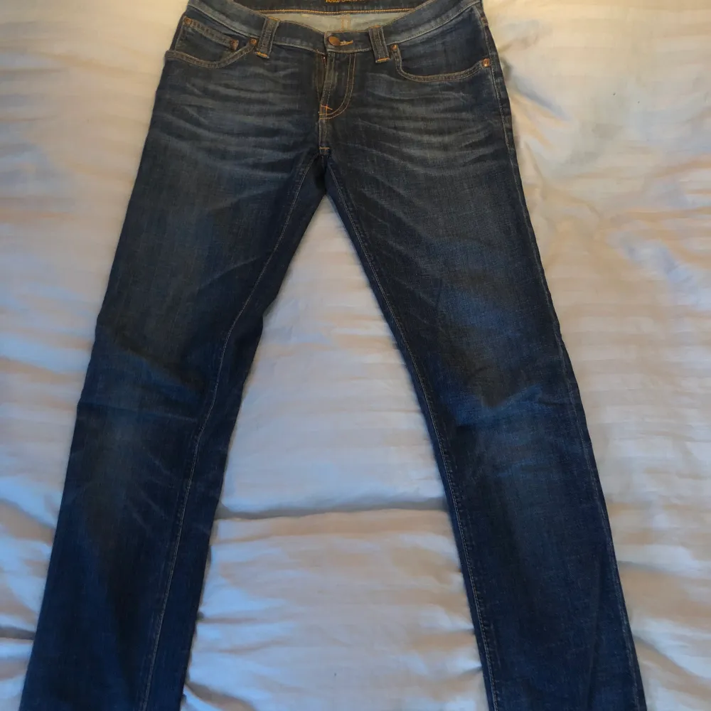 Mörkblåa Nudie Jeans i mycket bra skick. Dessa är använda ca 10ggr. Dom är slim-fit. Storleken är enligt bilden W28.. Jeans & Byxor.