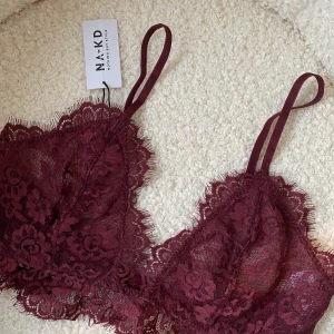 Bh i spets  - Bh i spets från na-kd. Säljer då den inte passar, den är i storlek L men skulle säga att den är som en M/75B. bara testad, frakt ingår inte i priset.💗