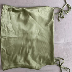 Söt satin topp - Säljer denna söta topp då den ej kommer till användning (endast använd en gång) 💕                                                      Frakt ingår ej!