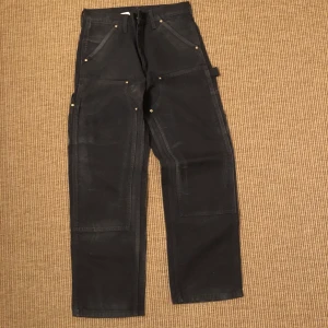 Carhartt dubble knee carpenter pant - Gråa byxor 28/29x30??. Midja 37cm, längd 105cm, benbredd 27cm, inseam 76cm. Kan mötas upp i Sthlm. Du betalat frakt. 