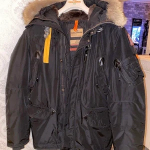 Parajumpers Vinterjacka - den är mycket välvårdad endast använd under en vintersäsong 2019. Storlek medium slim fit. Ny priset är 10999kr, säljes nu för 2900. Kan gå ner i pris vid snabb affär 