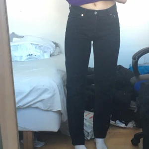 Weekday jeans Barrel - Supersnygga jeans från weekday i modellen barrel som tyvärr är för stora för mig:(( endast provade, lappen är kvar! Stl W29 L32, lagom långa på mig som är ca 173. Nypris 500kr, tror de är slutsålda! Kan mötas upp i Östersund annans betalar köparen frakt!