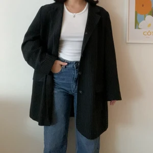 Oversized kavaj🖤 - Second handköp för 3 år sedan! Mycket använd och en favorit som funkar till ALLT❤️  Kavajen är svart med smala vita ränder, har en fläck och högra fickan är trasig. Om man är händig så går det att laga!🥂