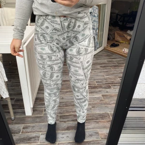 Tights med dollar på - Tights med dollar på från jfr/ madlady, kommer inte riktigt ihåg. Passar mig som är M, Köp direkt för 30kr 🤎  Kan mötas upp i Helsingbor/ Båstad men även frakta. Köparen står för frakten då och endast swich🤎