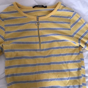 Topp från Bikbok  - Säljer denna coola tröja från Bikbok i XS