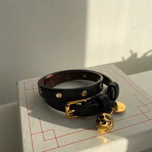 Alexander McQueen armband - Säljer detta ascoola armbandet från Alexander mcqueen. Köpte för lite mer än 2 000kr och det är inte jätte använt och den har några skador eller liknande. Köparen står för frakten💜