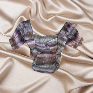 Flerfärgad topp - Jättefin föerfärgad topp i mesh, det är tyg för brösten så den är inte genomsknlig där😍