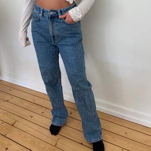 Rowe jeans från Weekday i storlek 26x30. Ganska små i storleken. Använt bara några fåtal gånger så fint skick! 
