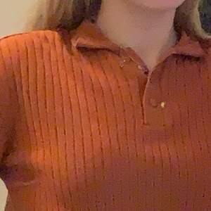 Jättefin orange tröja från monki, köptes förra året men är i superbra skick! Älskar den men den kommer tyvärr inte till användning🤍 köparen står för frakt💕
