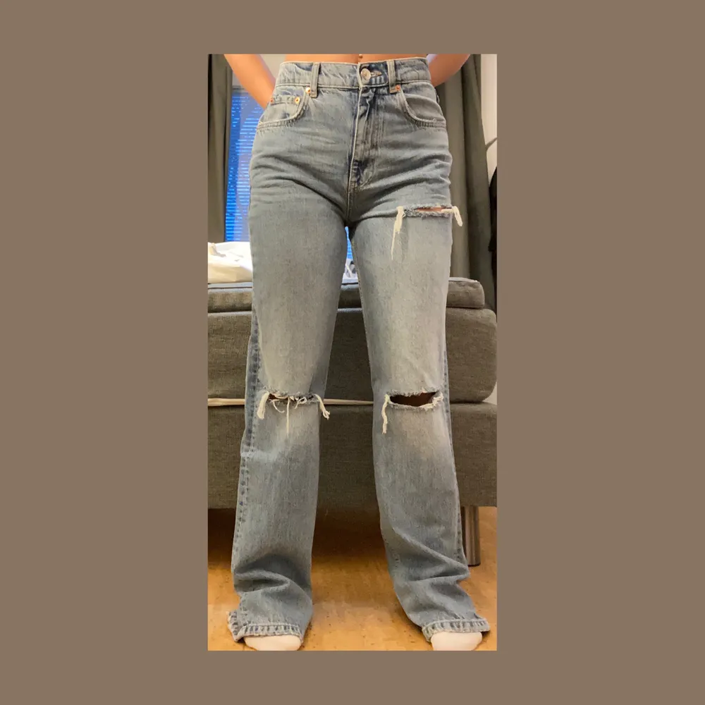 Trendiga Jeans från Gina Tricot! Modellen heter 90’s tall i storlek 38. Är 163 och dom är allt för långa men går att klippa snyggt! Helt oanvända med lappar kvar! ❤️. Jeans & Byxor.