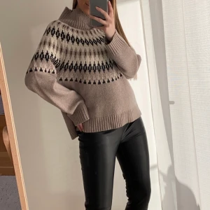 Wera tröja🤍🖤 - Säljer den här tröjan från WERA. Nypris 799 i ull. Superfin kvalité. 