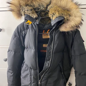 Parajumper jacka dam - Nu säljer jag min parajumper jacka i storlek S. Passar även en M.  Enda som inte är äkta är innerpälsen!  Jätte fin modell och super bra skick.  Inga skavanker, fläckar eller något fel alls 😁 Jackan är lång och går över rumpan.  Köpt på NK.  Finns i Helsingborg och kan absolut mötas upp, men även frakta, frakt blir 99kr. Säljer för 2500kr 