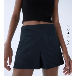 Shorts - Superfina kostym shorts från zara! Både jätte fina på sommaren men också på vintern med strumpbyxor!!! Helt nya och oanvända. Storlek s💜🦕🌸💕 köpare står för frakt