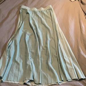 Superfin kjol som endast har kommit till användning 3 gånger. Frakten ingår i priset.
