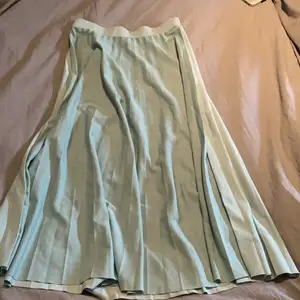 Superfin kjol som endast har kommit till användning 3 gånger. Frakten ingår i priset.