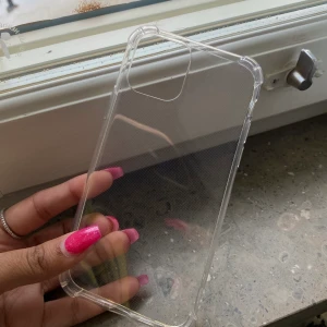 Iphone 11 PRO skal - Genomskinligt iPhone 11 PRO skal. Säljer då jag köpte till fel mobil 