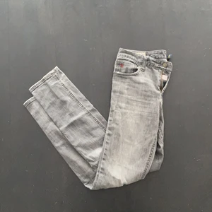 RALPH LAUREN jeans - Supersnygga Ralph lauren raka jeans. Supersnygg tvätt/färg. De är långa (passar allt från 170-177) skulle jag säga. Storleken står ej men de passar strlk 34-38 beroende på hur man vill att de ska sitta! Köpa i butik för ett år sedan för 3000kr men endast använda ca 3 gånger. 