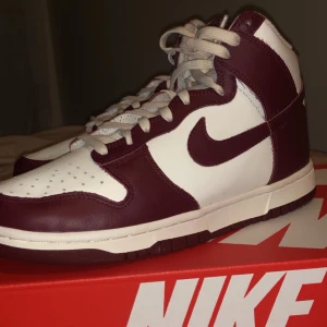 Nike dunk  - Nike dunk high sail team red. Helt O använda kvitto fins