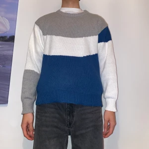 STICKAD Wescosso tröja i vit/grå/blå - Beställdes i XL men då det är asiatiska storlekar så sitter den mer som en MEDIUM. Köpte denna i januari 2021 och har aldrig använts förutom när jag tog bilderna! DM gärna vid instresse eller frågor <3