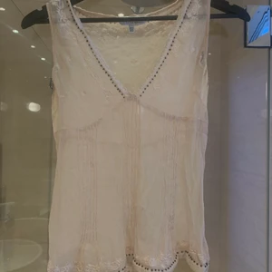 Linne - Jätte jätte sött linne i lite genomskinligt material, inte riktigt mesh men nästan. 