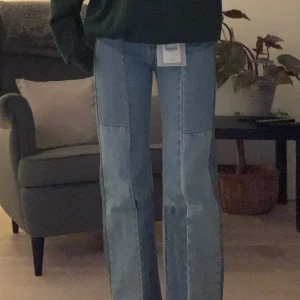 Jeans - Säljer dessa extremt snygga slutsålda jeansen. Väldigt långa (160 cm på bilden ca) men de är raw cut så man kan klippa de. Så passar alla längder. Start bud 300 kr. Storlek 32 men passar även 34 (köpta för 600 kr)