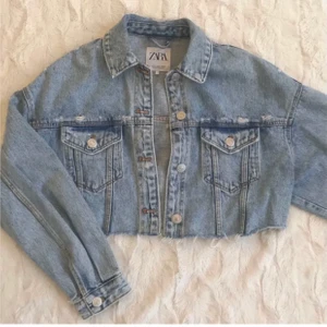 Jeansjacka från zara - Croppad jeansjacka från zara i bra skick. Perfekt nu till våren. Jackan är i xs och oversized i passformen men skulle lätt passa en S och fortfarande vara oversize. Nypris var 400 kr. Säljes då den inte längre kommer till användning. Skriv för fler bilder eller frågor❤️ PRIS GÅR ATT DISKUTERA 