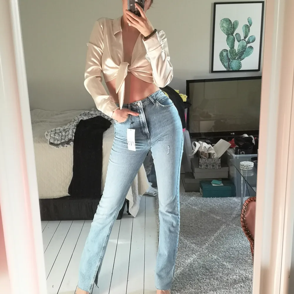 Säljer dessa slutsålda Zara slim flare high rise full length split jeans. Oanvända, alla lappar är kvar. Storlek 36. Jag är 1,73 cm lång. Buda i kommentarerna. Finns i Göteborg annars betalar köparen frakt. Jag står inte för postens slarv. Vill du ha sårbart paket kostar frakten mer. Bud börjar på 359 kr! . Jeans & Byxor.