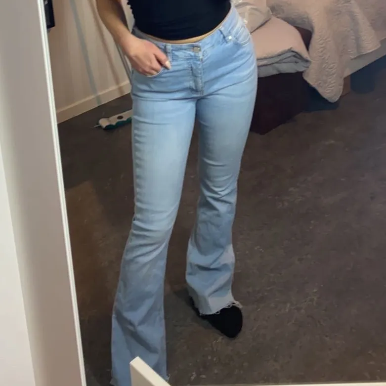 Natasha bootcut från Gina tricot i storlek M, fint skick. Är 153❤️. Jeans & Byxor.