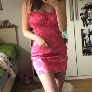 Miniklänning, storlek S - Säljer denna extremt vackra sommarklänning i rosa med blommor på. Den är så fin på💕💖 