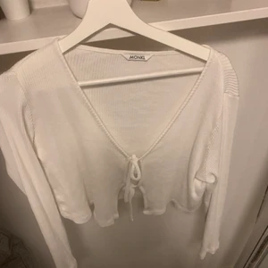 Monki treenig kofta  - Superfin vit ” kofta”/ tröja från monki som jag tror är s/m men som passar båda, jättefint skick. Använd ca 5 gånger, tror nypris är 200kr? Din för 50