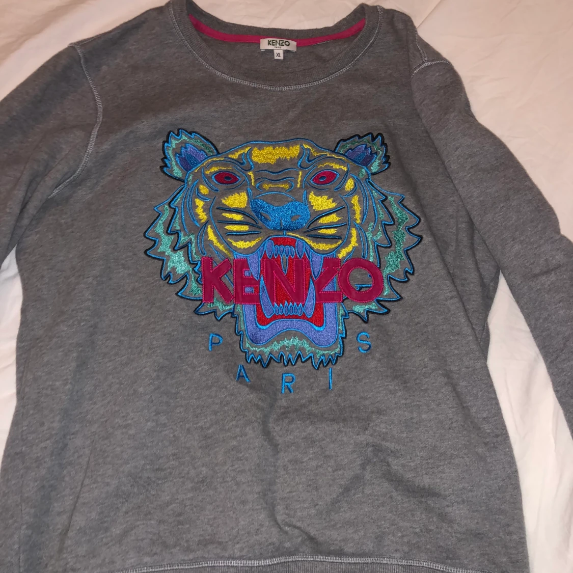 Kenzo tröja ( tjej model i XL), men är som S/M till män - 91