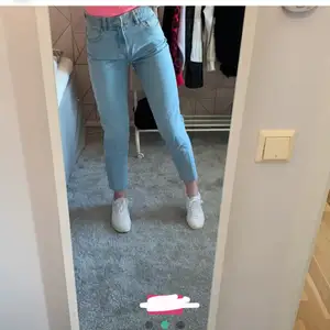 Superfina mom jeans från zara! Köpta på Plick men va för små så kan ej skicka fler bilder tyvärr Storlek 36 Frakt tillkommer på 66kr  Kom med förslag på pris Tveka inte att skriva vid frågor 💗