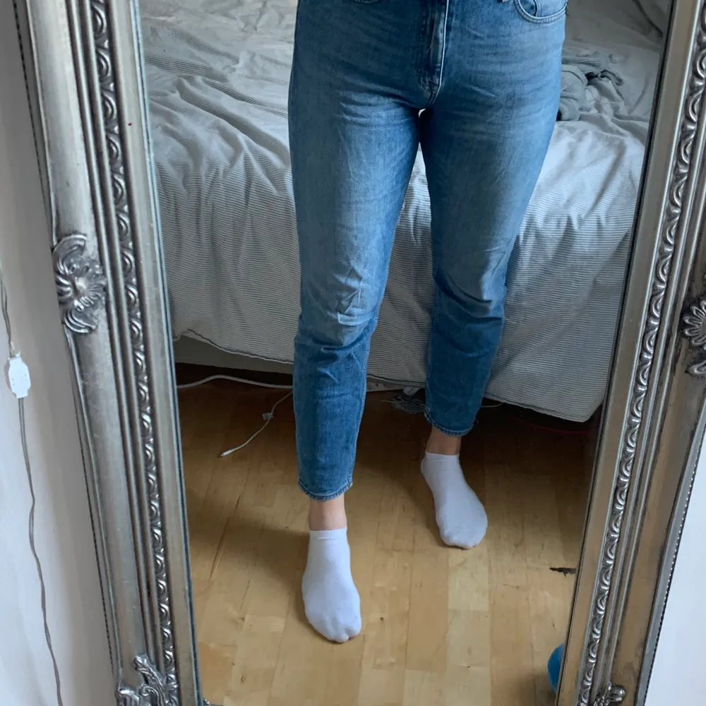 Tiger of sweden mum jeans, hög midjade. Blå färg som blir lite ljusare på benen🐯. Jeans & Byxor.