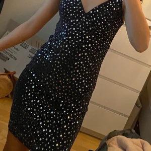 Svart klänning som glittrar i silver med små stjärnor  - Säljer för 150kr exklusive frakt. Säljes pga utrensning 🌺🌺🌺