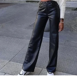 Skinnbyxor  - Säljer dessa skinnbyxor som är helt oanvända. Är 155cm, midjemått 65cm, insidaden 82cm.