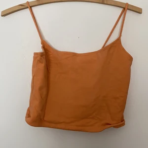 Tank Top  - Köpte den här på new yorker förra året men den har blivit för liten för mig tyvärr så säljer den. Det är en orange färg vilket är väldigt fin den ser lite mörkare ut på bilderna men lovar att den är ljusare väldigt bekväm kan åka ner lite eller upp beroende på. Obs har används 2-5 gånger den är som ny