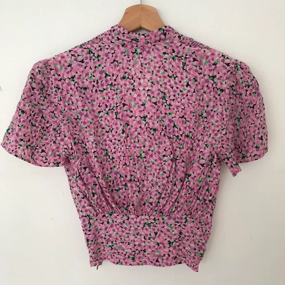 Supersöt crop top från Zara!!🌸🌸🌸 Sparsamt använd och i mycket fint skick. Storleken är XS och passar dig med 34/36. Frakt 24kr💌. Toppar.